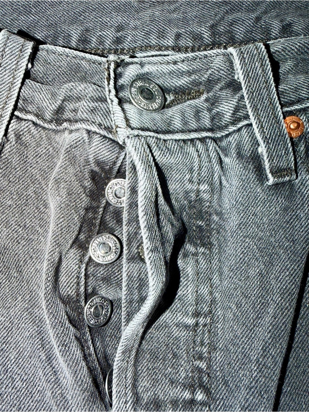 Levi's Black Cropped Straight-Leg Jeans with Frayed Hem - Picture 2 of 9